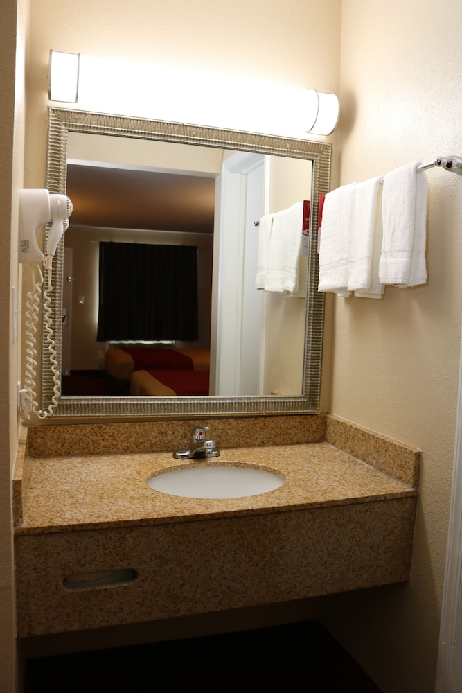Econo Lodge Chesapeake Route 13 and I-464 18/19