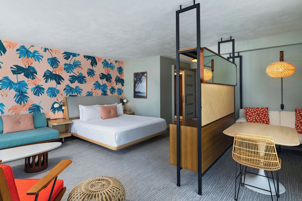 SUITE, KING BED, CORNER