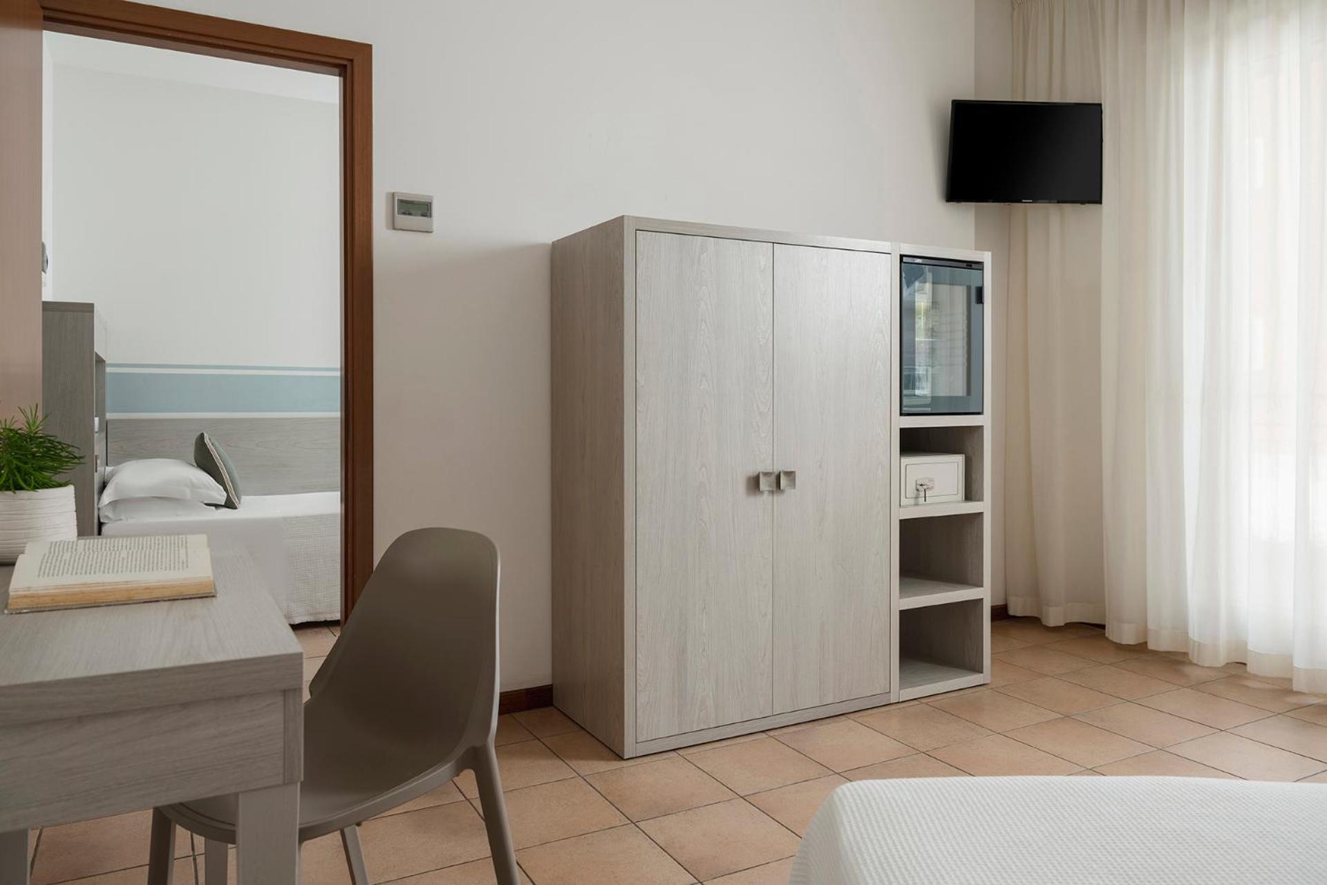 Roxy & Beach Hotel 33/43