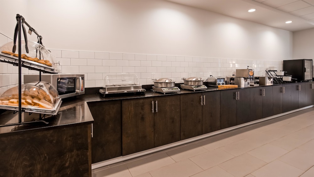 Best Western Plus New Richmond Inn & Suites 37/40