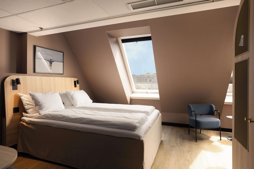 SUPERIOR, QUEEN BED