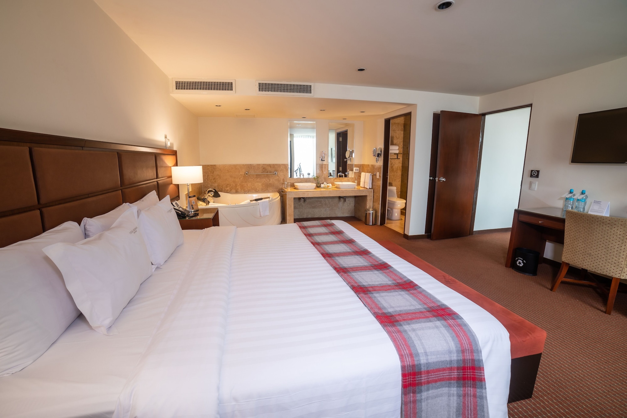 SENIOR, SUITE, KING BED