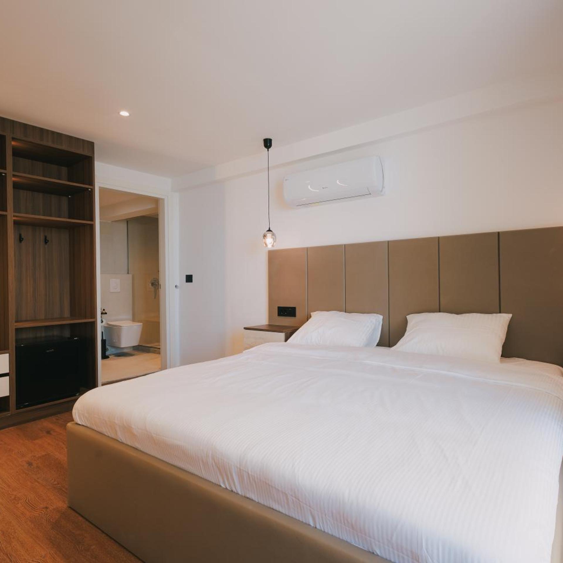 Deluxe, Double Bed, Side Sea View