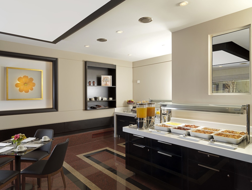 Holiday Suites 28/34