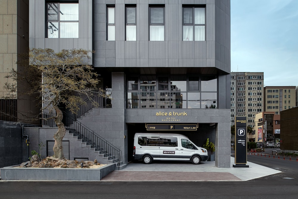 Hotel Alice and Trunk 41/48