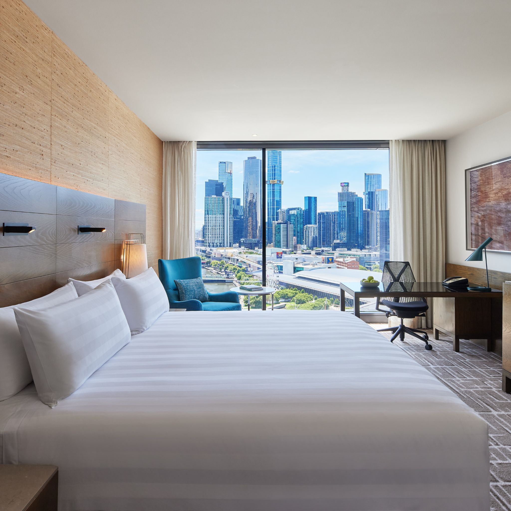 Premier, King Bed, City Skyline View