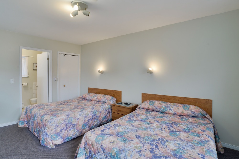 Oakwood Motel 24/56