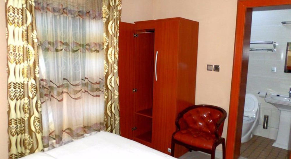 B's Hive Hotel & Suites 30/30