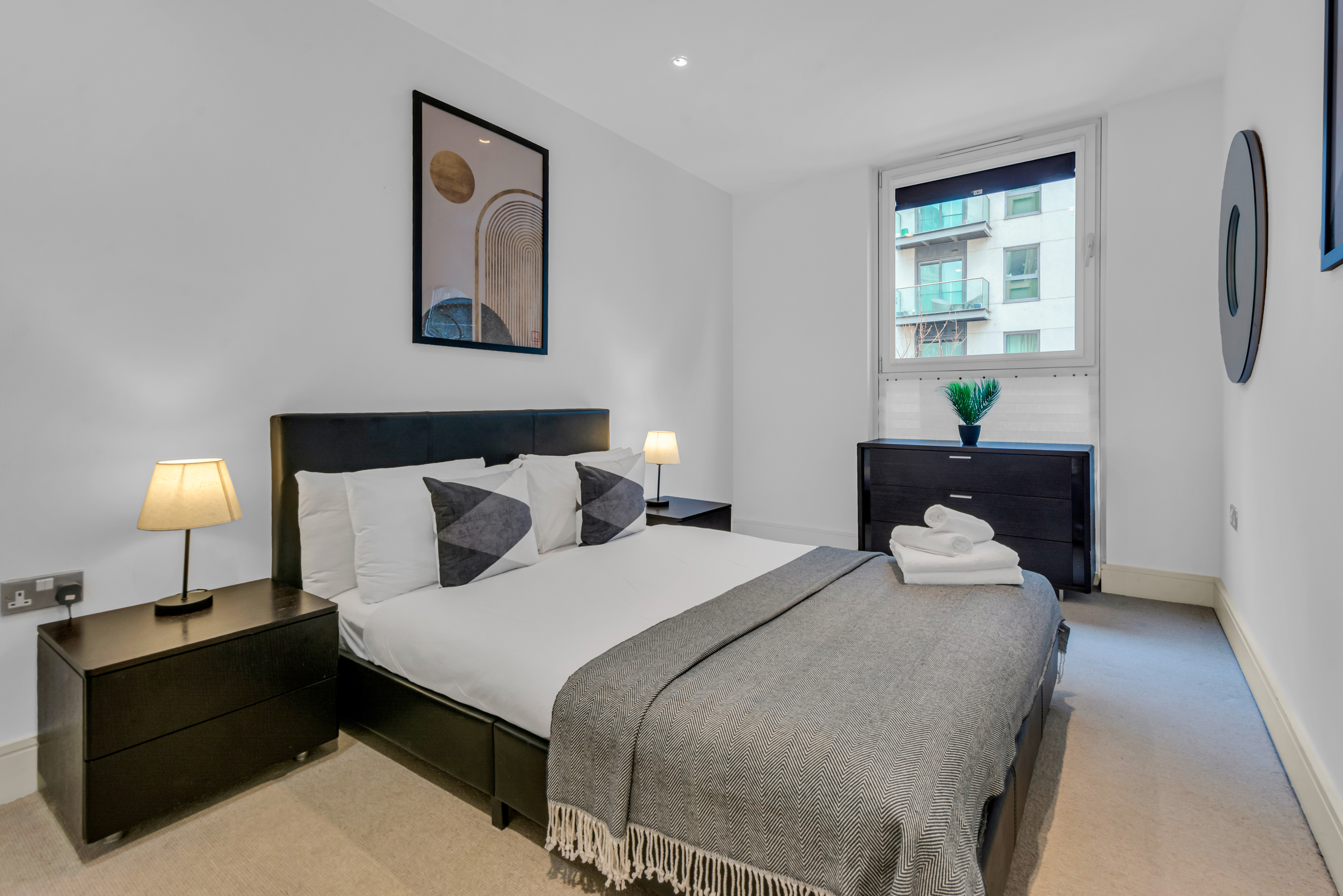 Luxurious Lanterns Court Two-Bedrooms Apartments 7/50
