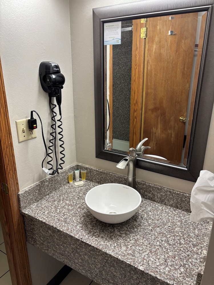 Days Inn by Wyndham West Branch Iowa City Area 41/42