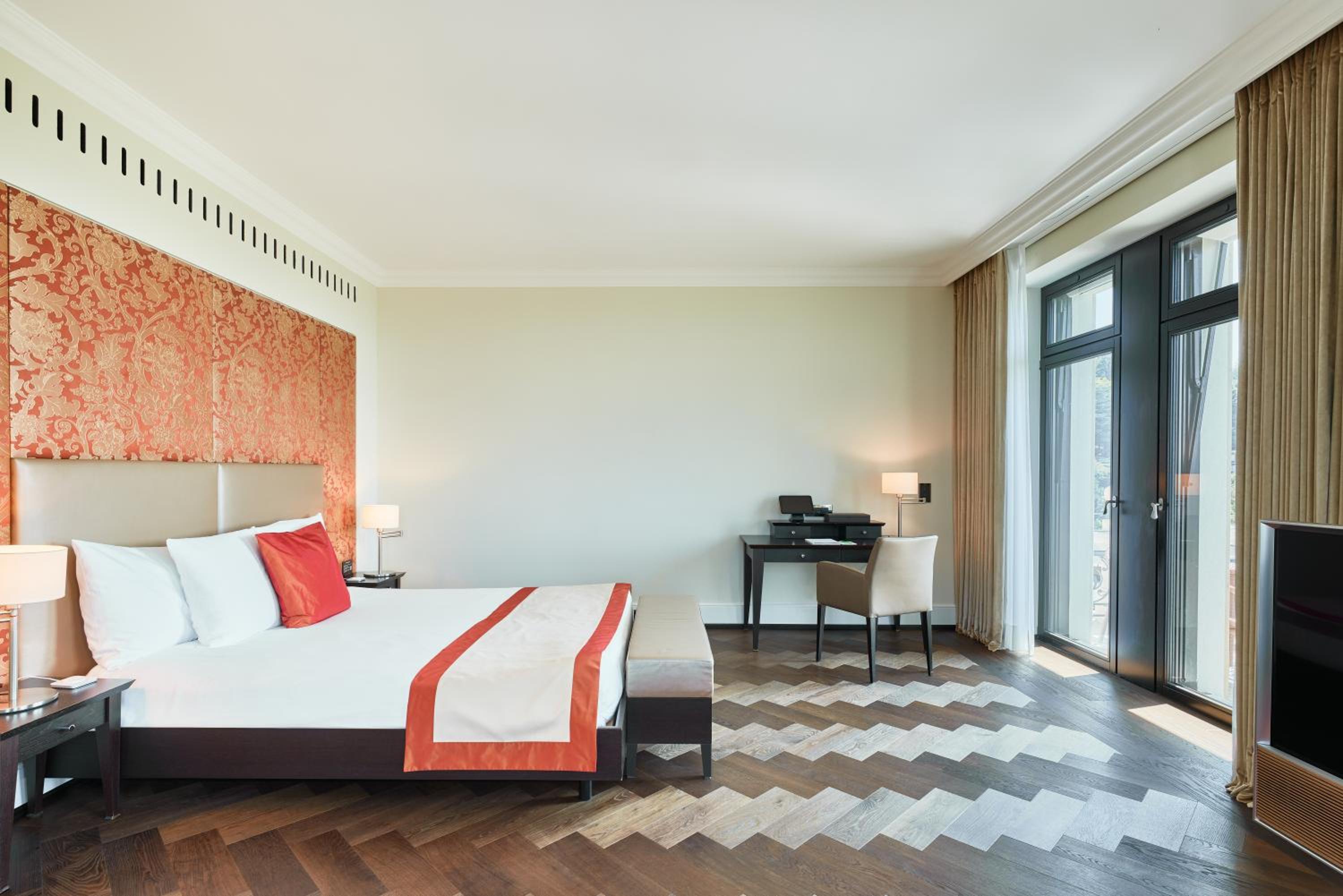 Grand, Junior Suite, King Bed, Panoramic View, Balcony
