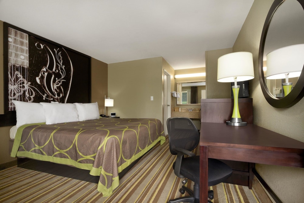 Super 8 By Wyndham Tupelo Airport 7/15
