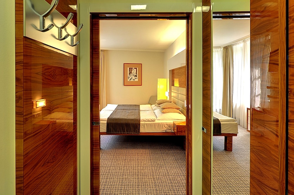 ST JOSEPH ROYAL REGENT SPA & WELLNESS 6/30