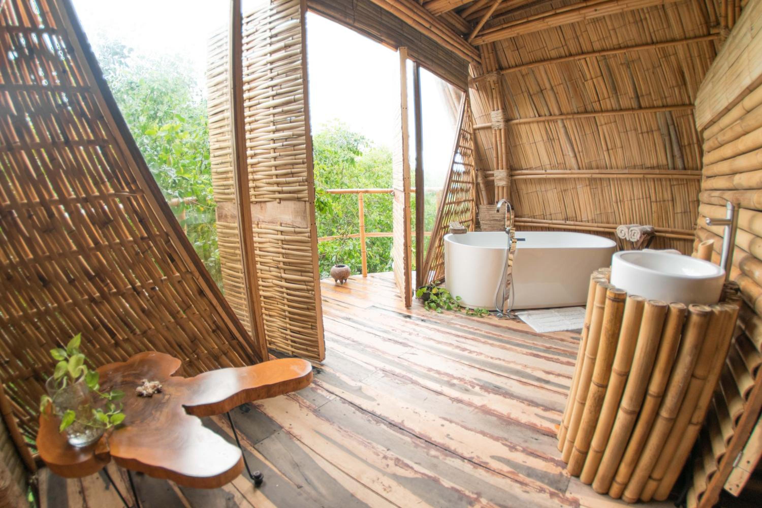 Mamasan Treehouses & Cabins 25/50