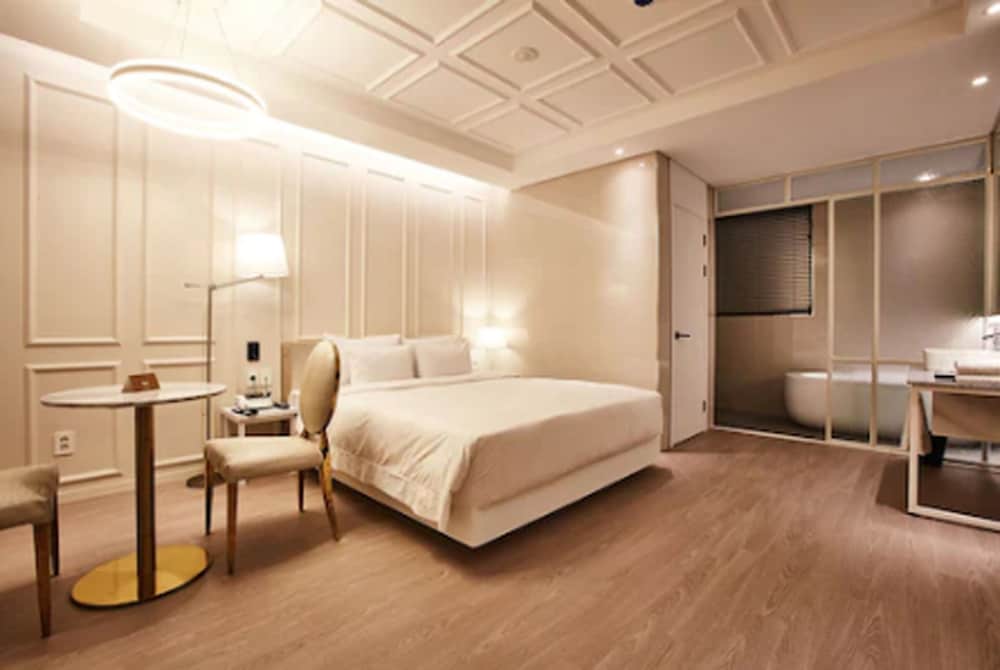 Hotel Wanted 30/70