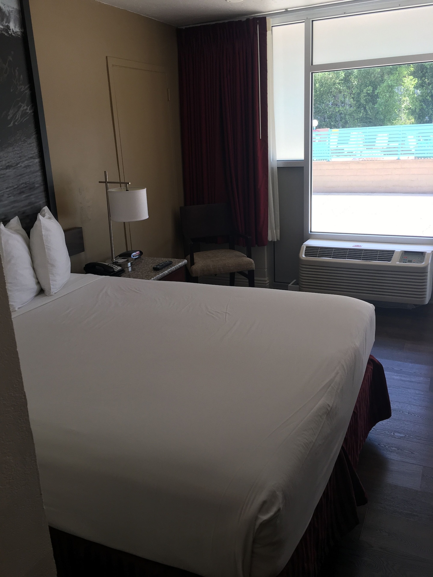 STANDARD, QUEEN BED