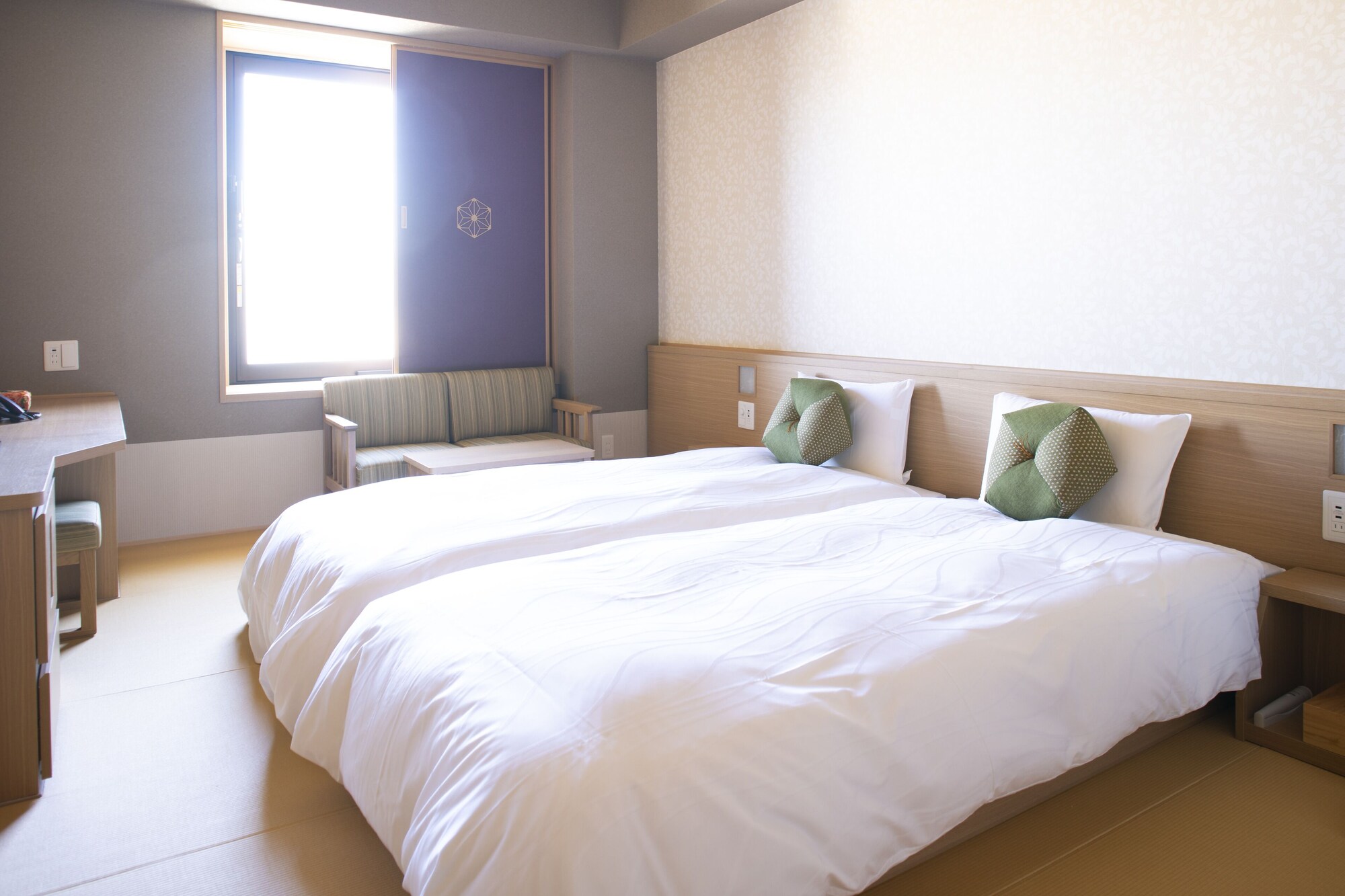 HOLLYWOOD, TWIN BEDS, NO CLEANING SERVICES