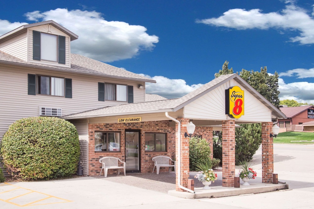 Super 8 by Wyndham Monroe WI 3/54