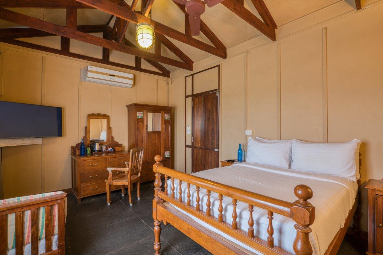 French, Queen Bed