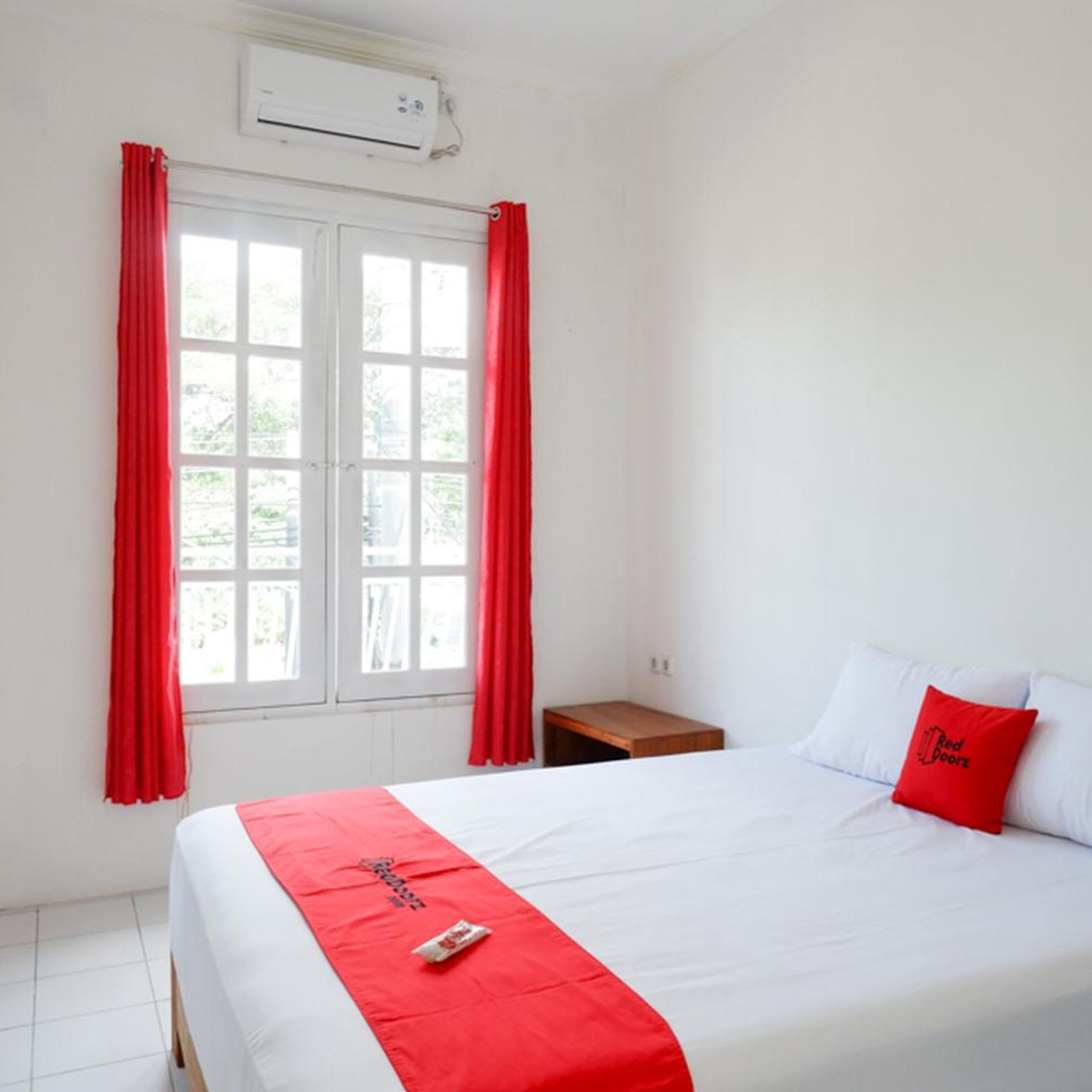 RedDoorz Plus near UMS Solo 16/50