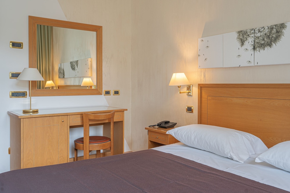 STANDARD, DOUBLE OR TWIN BED, BALCONY