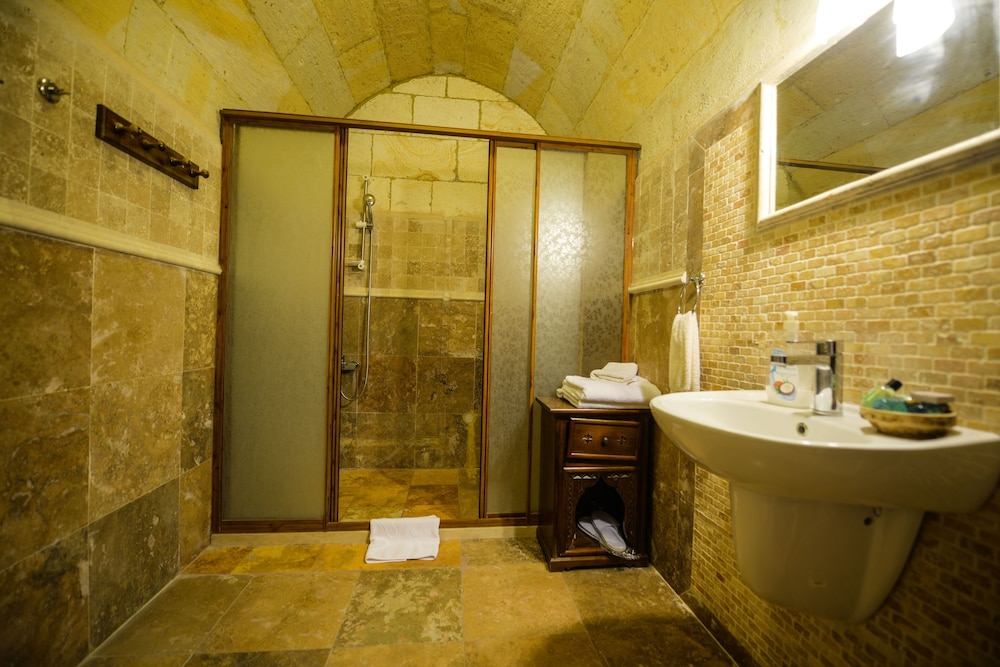 Vineyard Cave Hotel 96/98