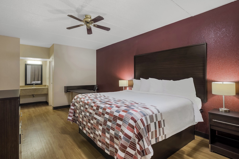 Red Roof Inn & Suites Statesboro - University 23/45