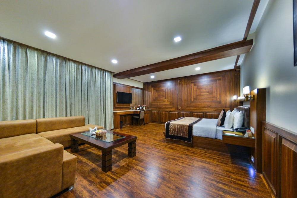 Clarks Inn Srinagar (Ex Hotel Spring Hills) 34/50