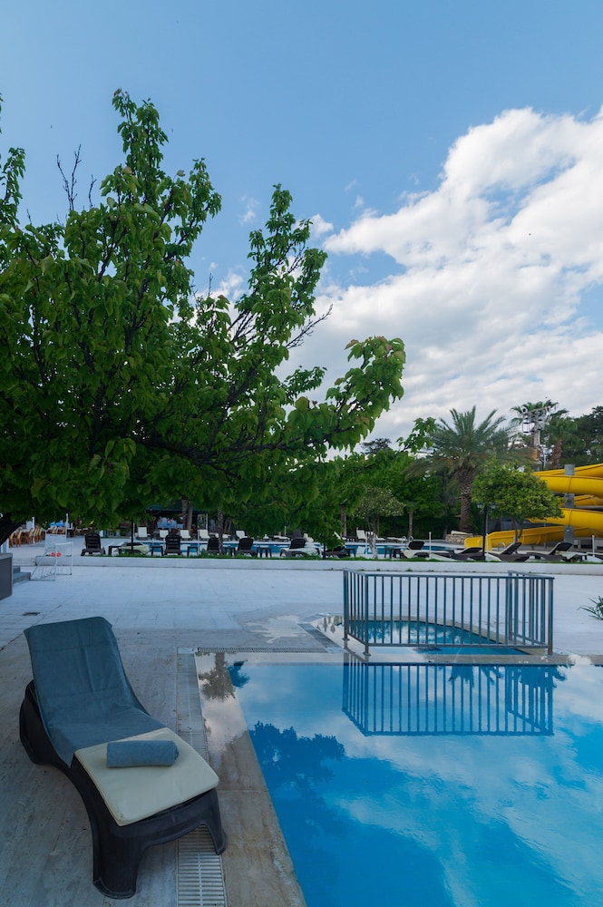 Grand Hotel Derin 45/50