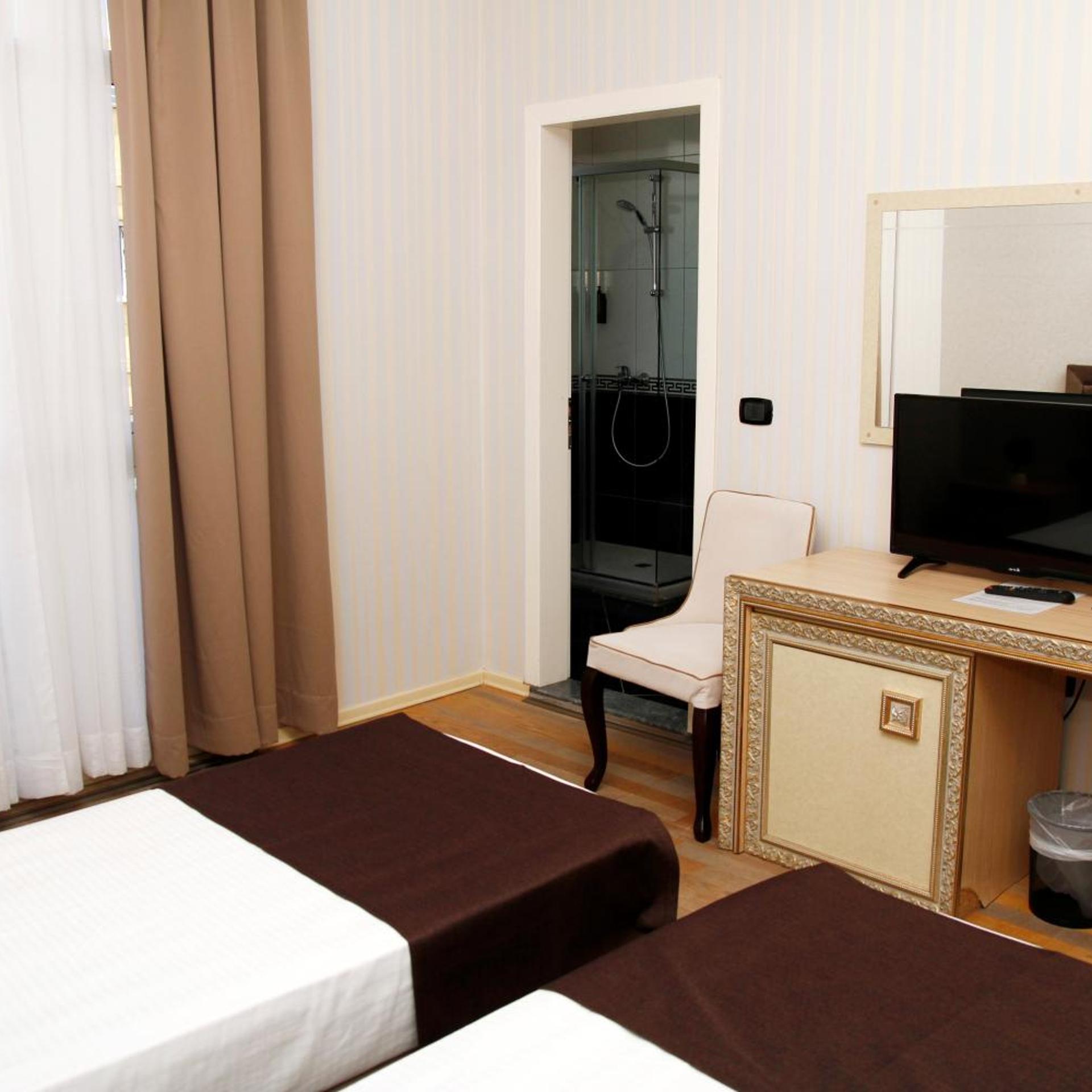 Amh Hotel 80/88