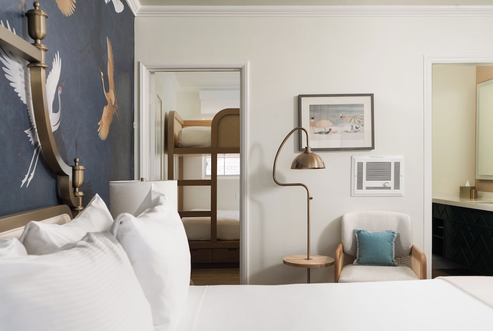 Renovated, Family Suite, 1 King and 2 Double Beds, Bunk Beds