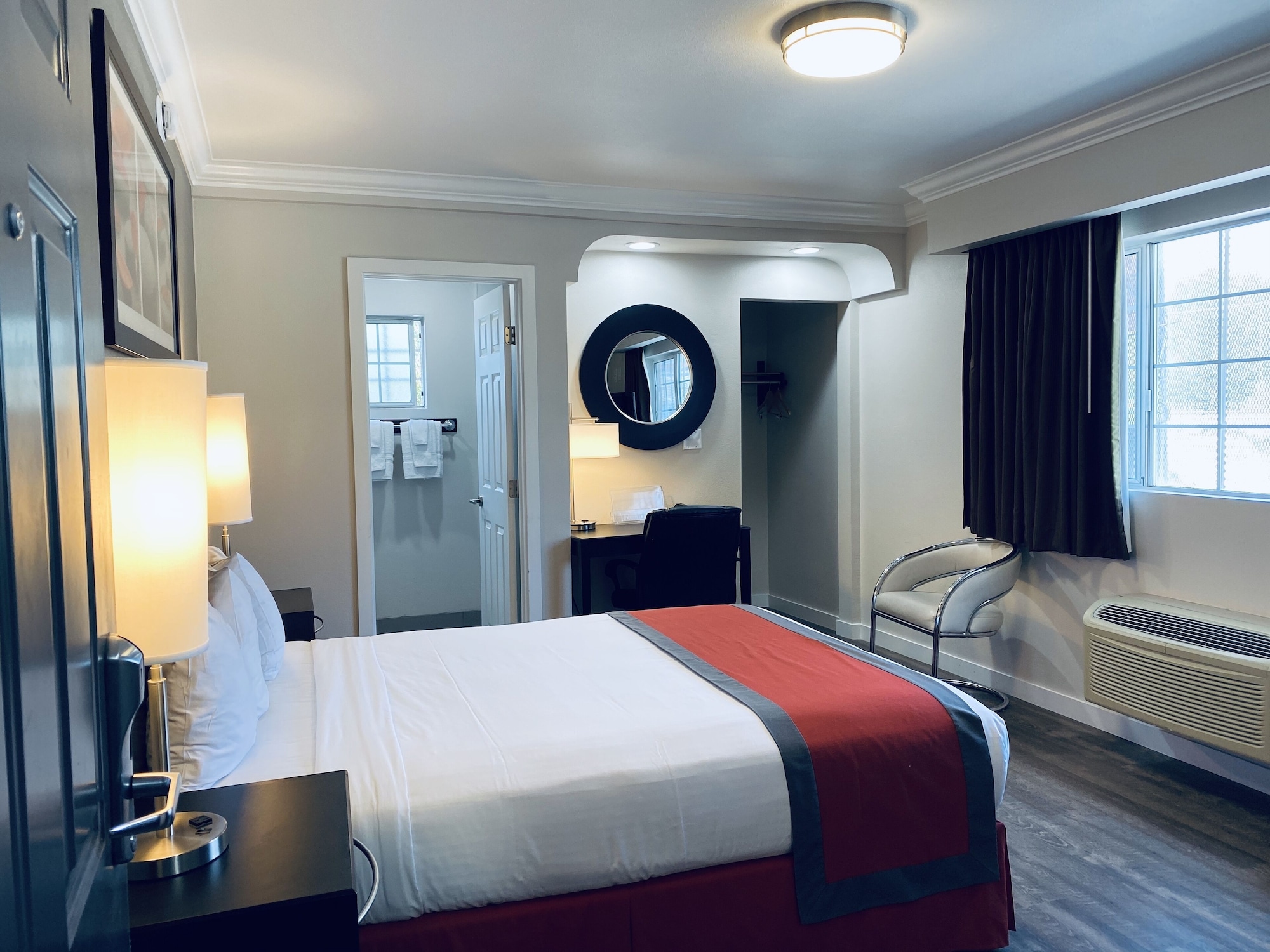 ROOM, QUEEN BED