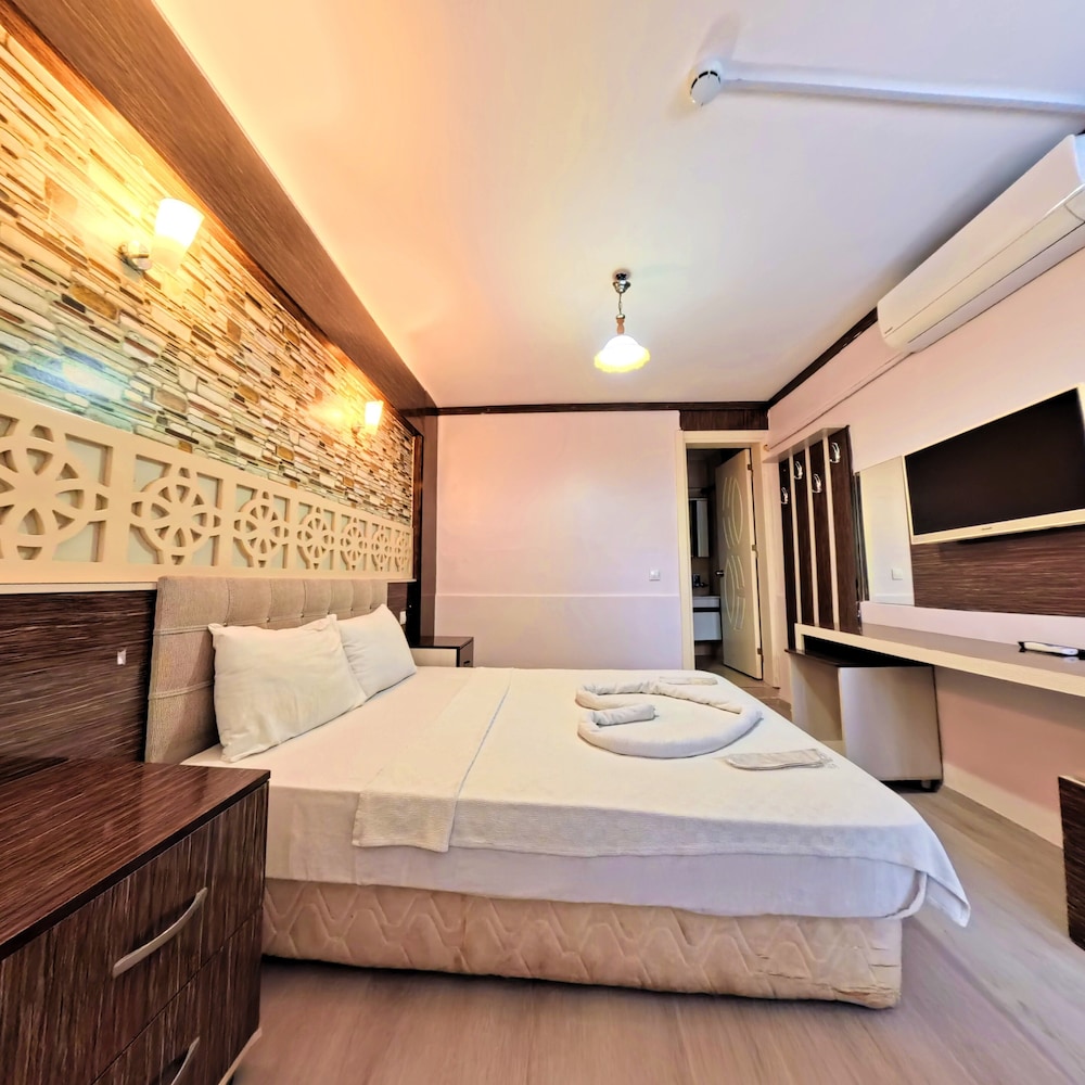 STANDARD, DOUBLE BED, POOL VIEW, BALCONY