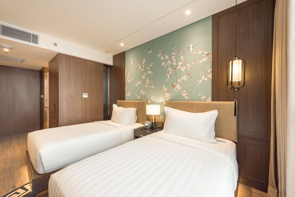 DELUXE, TWIN BEDS, WITH VIEW