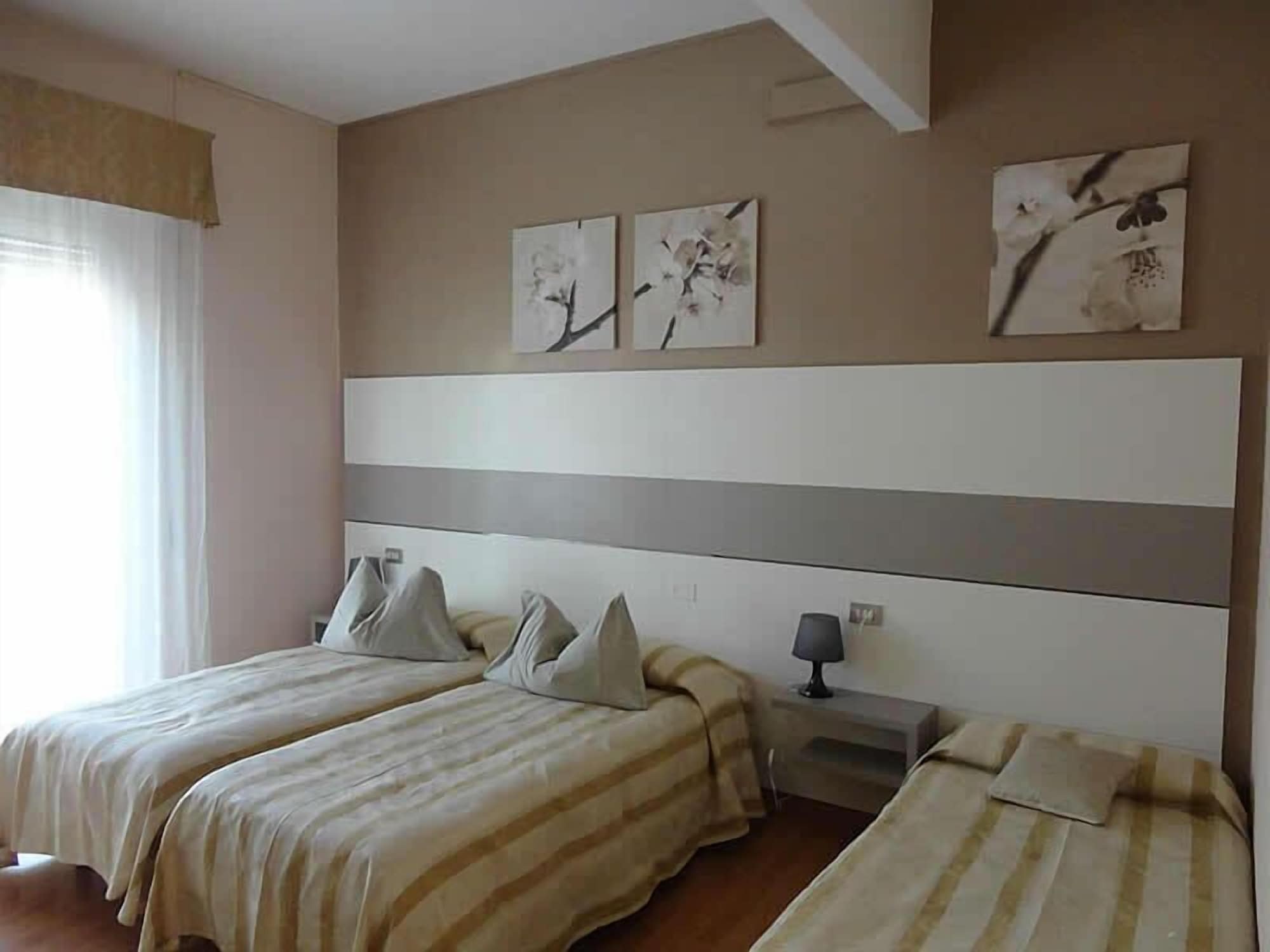 ROOM, TRIPLE