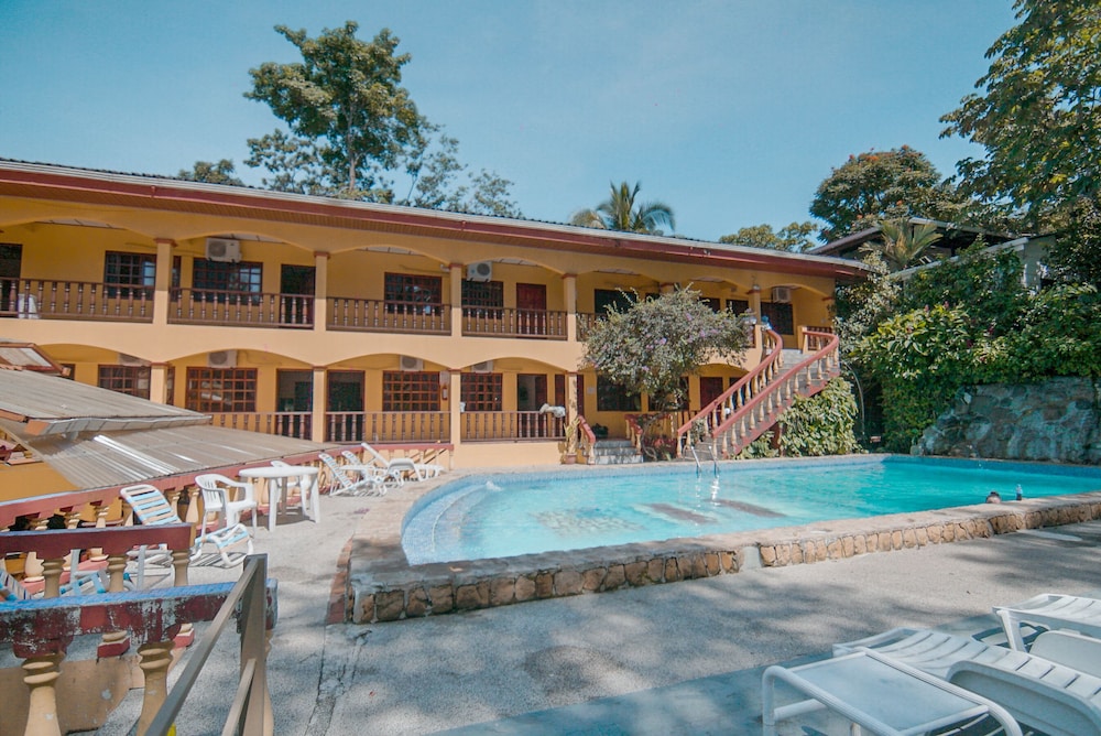 Tres Banderas Hotel 70/71