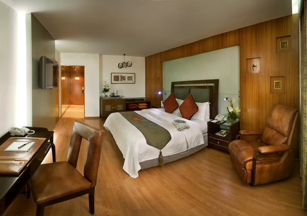 THE LALIT MUMBAI 10/67