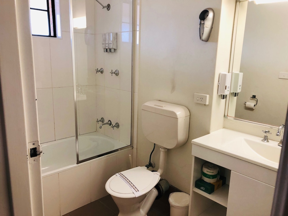 Campbelltown Colonial Motor Inn 24/68