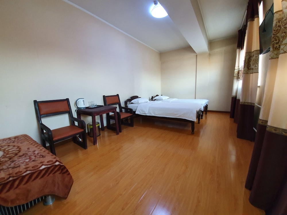 Land Hotel 23/50