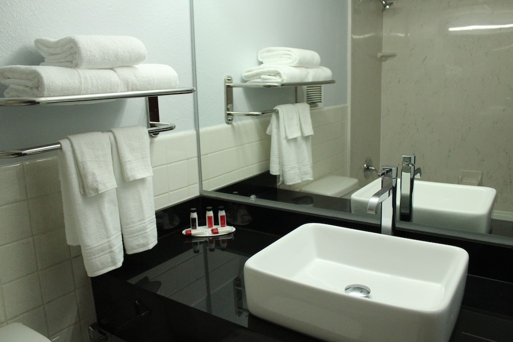 Travelodge By Wyndham Waters Edge Hotel Racine 5/27