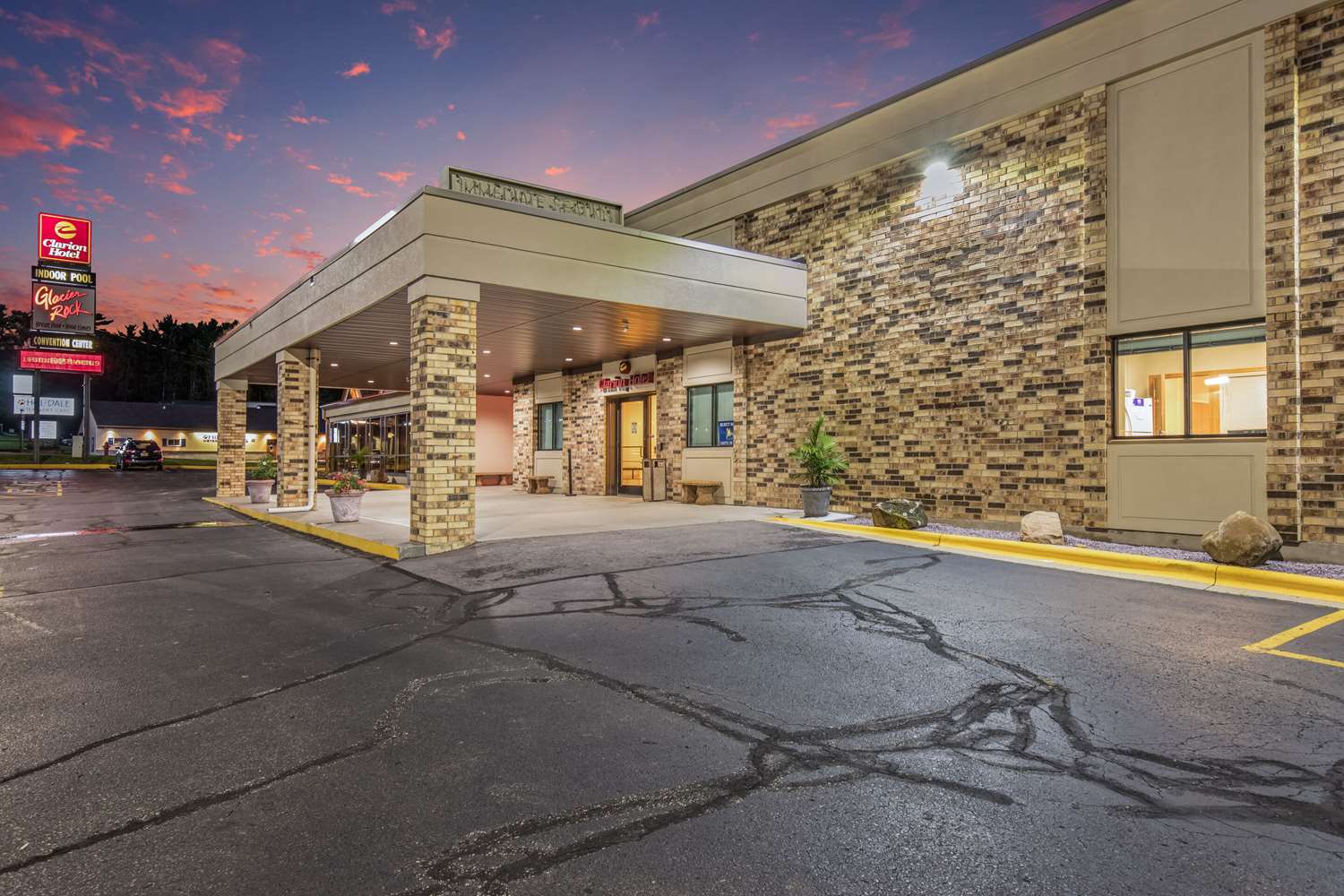 AmericInn & Suites By Wyndham Baraboo Event Center 21/25