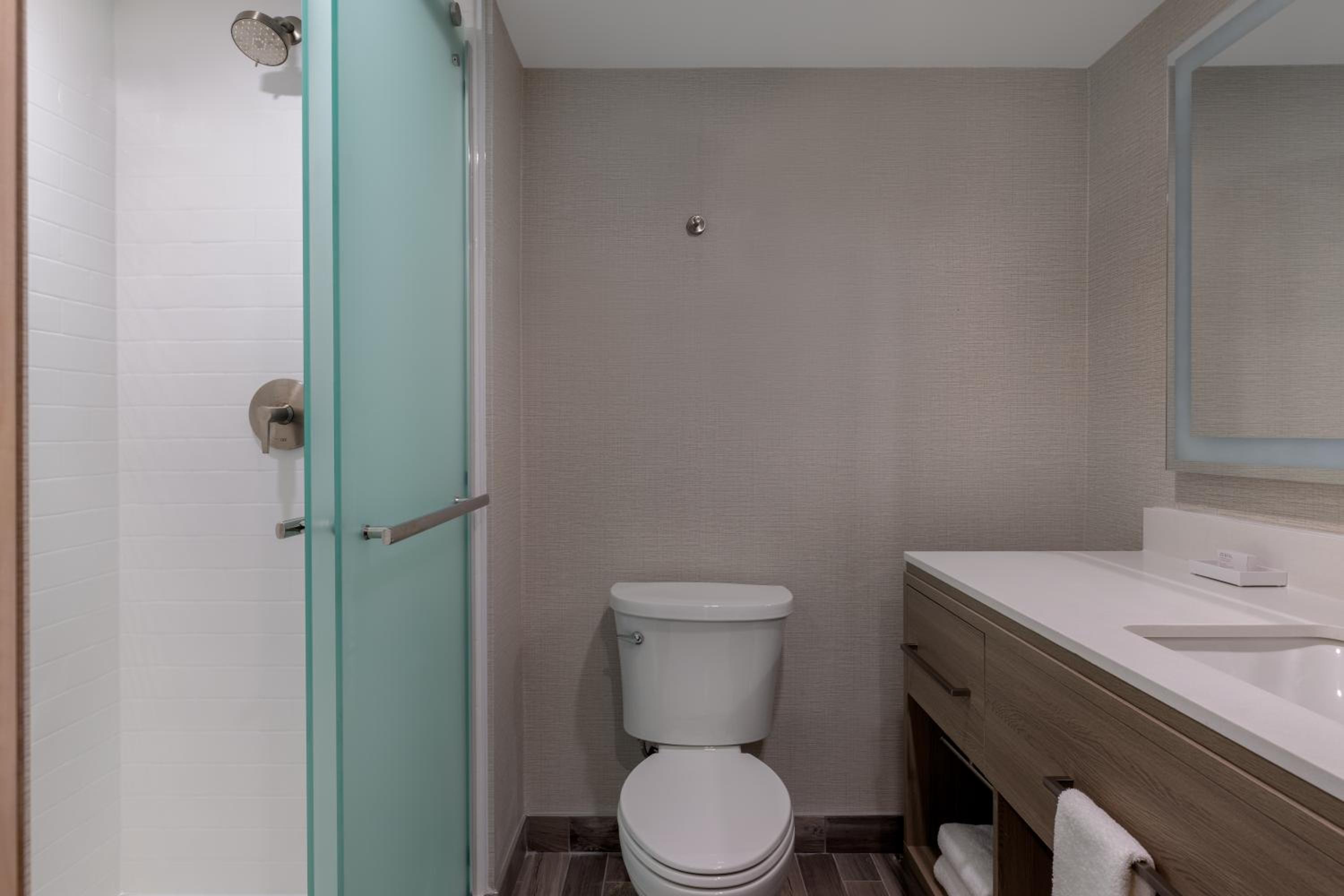 غرفة بسرير كينج وسريرين كوين، DoubleTree by Hilton Kingston 3/6
