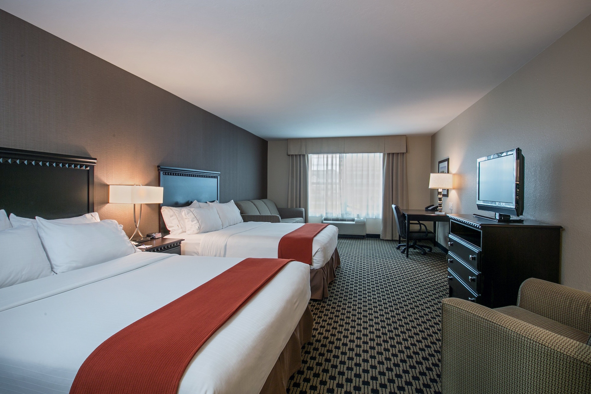 غرفة قياسية بسريرين كوين مع أريكة، Holiday Inn Express Hotel And Suites Green Bay East 2/6