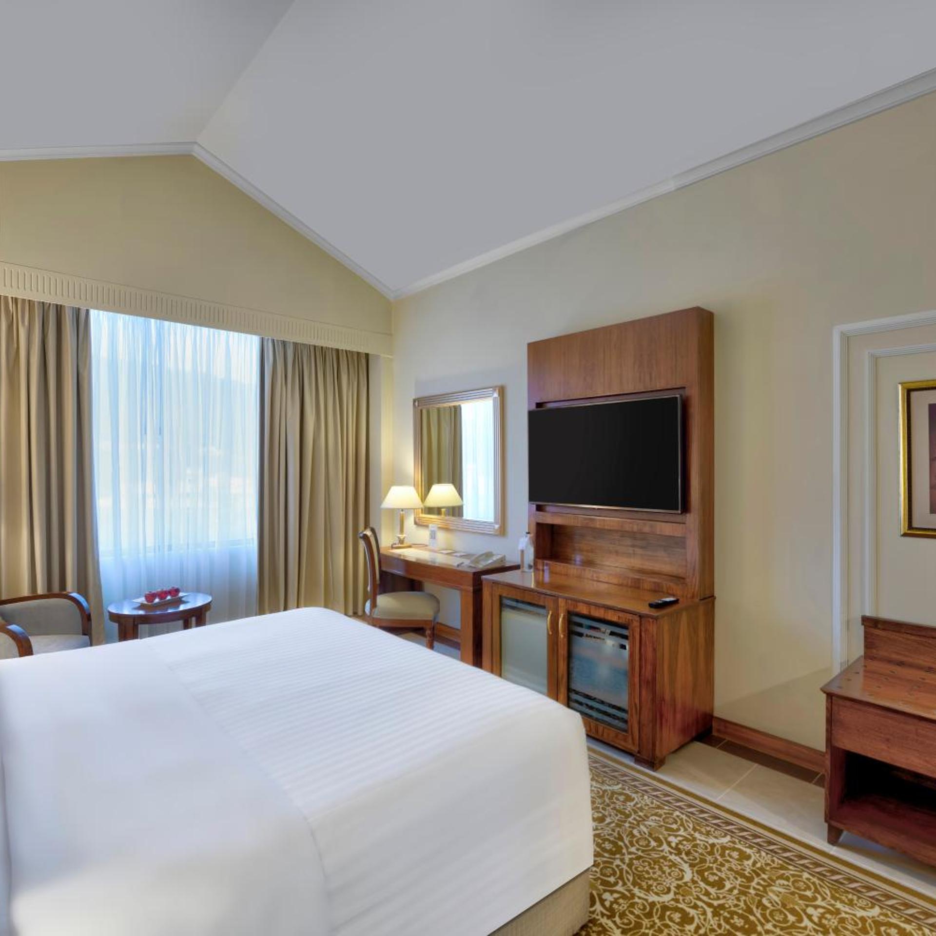 Guest Room, Executive, King Bed, Executive Lounge Access