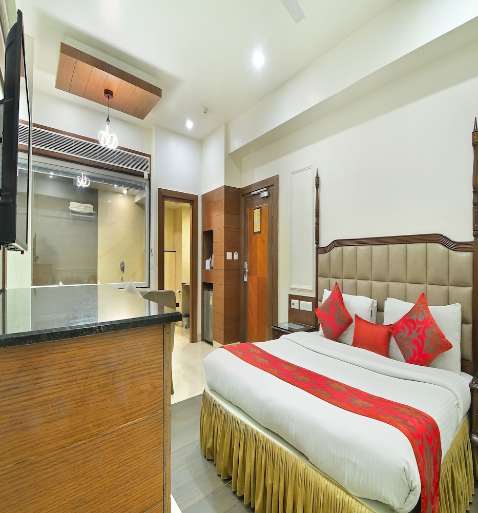 Suite, King Bed, Bathtub