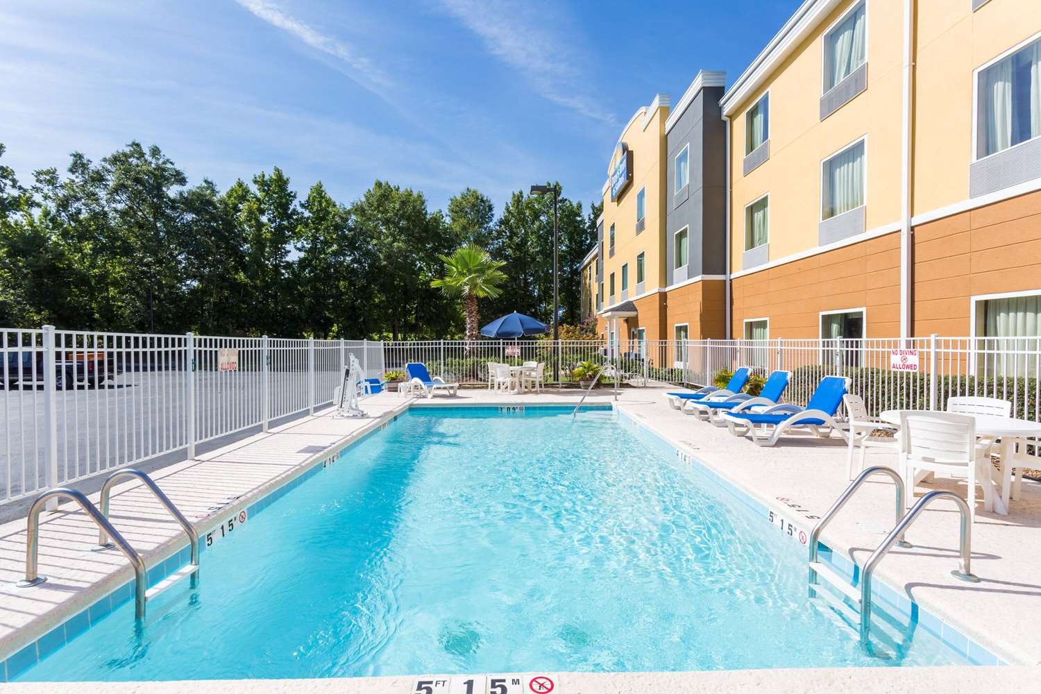 Days Inn & Suites by Wyndham Savannah North I-95 25/41