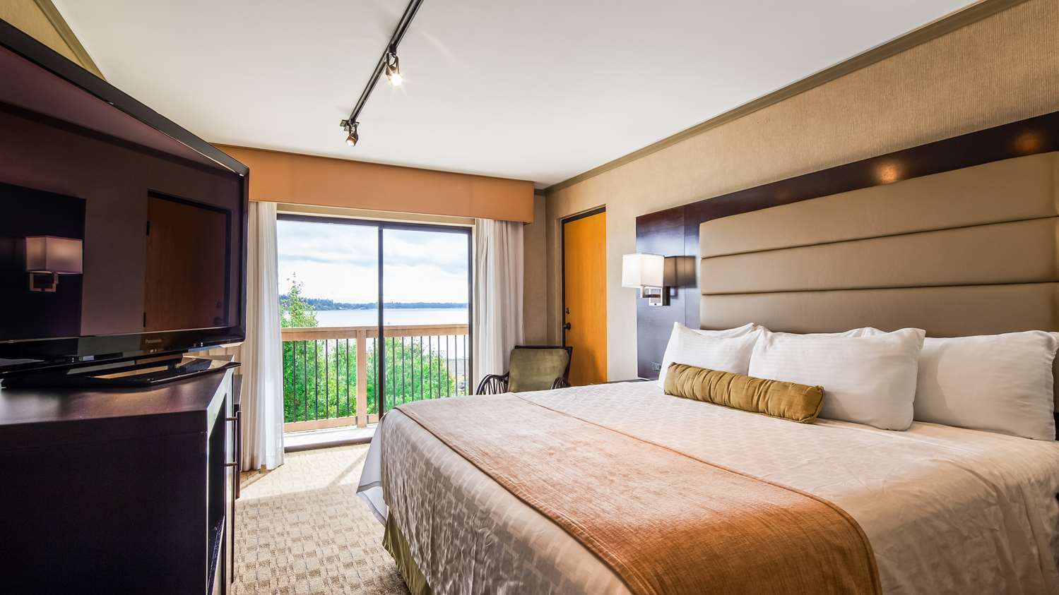Room, King Bed, Water View, Balcony