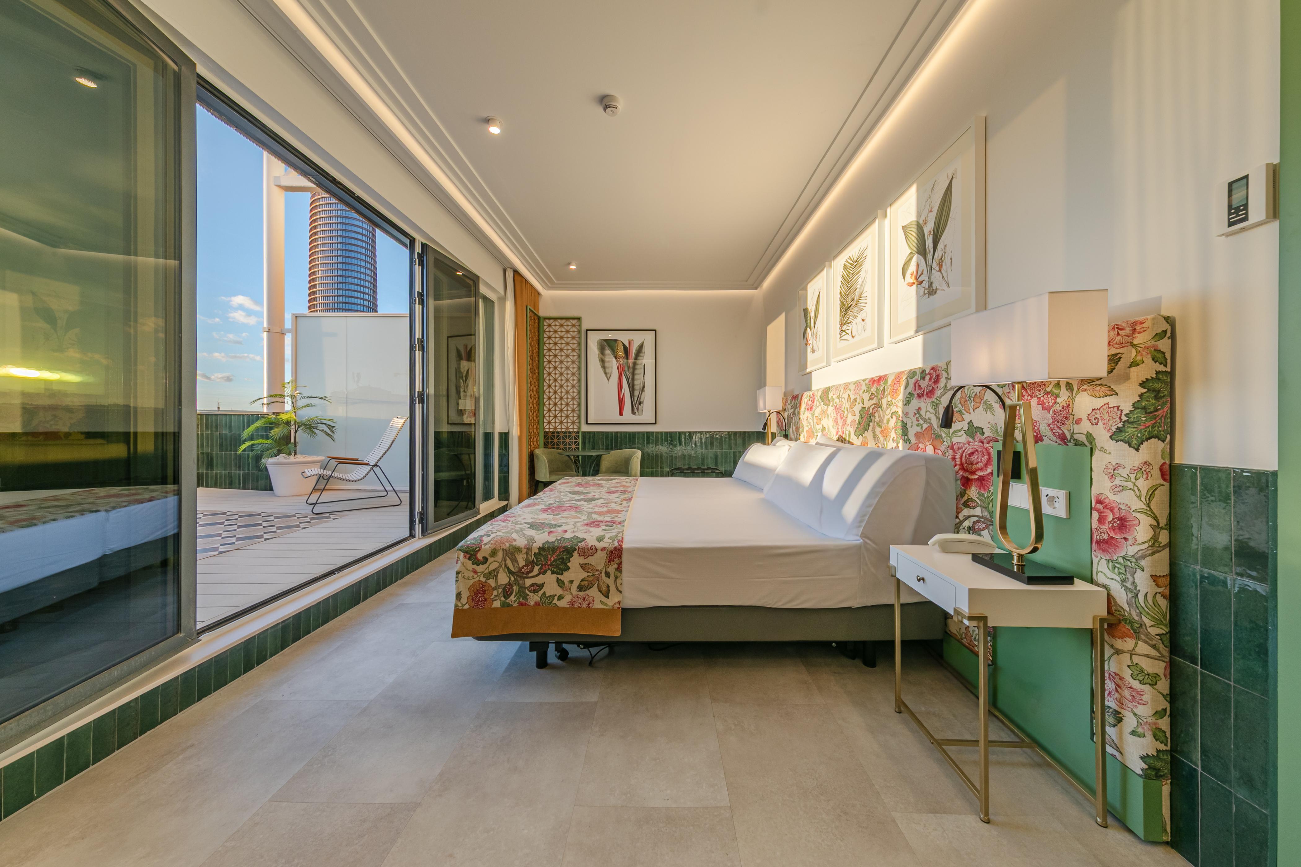 Superior, Street View, Balcony or Terrace