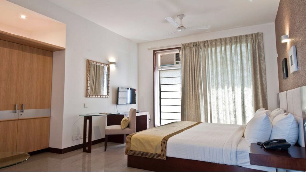 Stately Suites, Golf Course Road 24/58