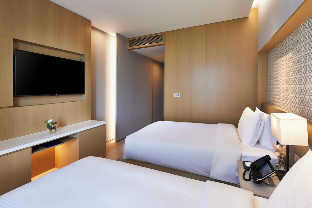 Theme, Connecting, Skypool, Park, Water, Family, King and Twin Beds